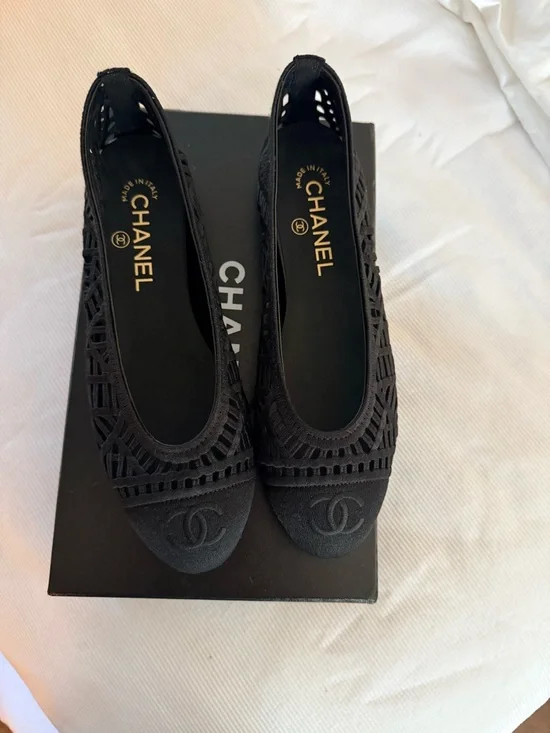 CHANEL Black Laser-Cut Ballet Flats 39 BALLET FLATS
Embroidered Cotton - Picture 11 of 12